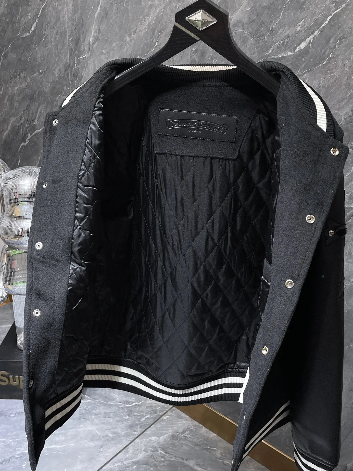 P436 new highest version! Chrome Hearts 🍁Winter clothing is here🍁 Sanskrit cross woolen leather sleeves spliced ​​with baseball embroidery cotton clothes, heavy embroidery ➕ special craftsmanship for double sleeve splicing, counter synchronization, heavy industry! ! Customized version of thickened woolen fabric, silk lining, customized version of hardware, not the ordinary version on the market! ! 🌈Recommended colors: black red 🌈Code numbers: S, M, L, XL